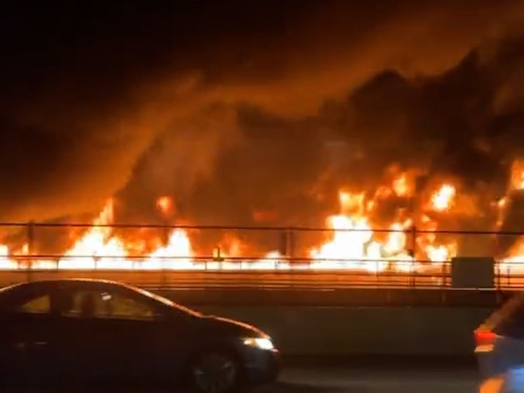Vuurzee op snelweg in VS nadat tankwagen kantelt