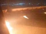 Vlammen slaan uit motor van Indiaas vliegtuig