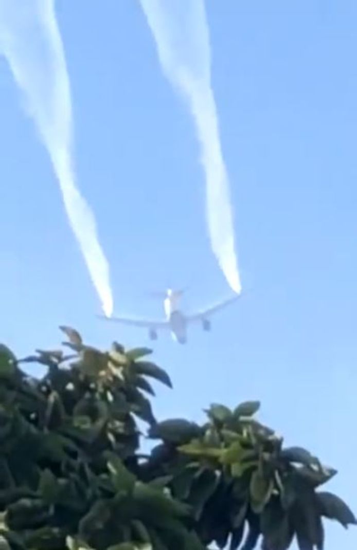 De Boeing van Delta Airlines dumpt kerosine boven Los Angeles om een noodlanding te kunnen maken.