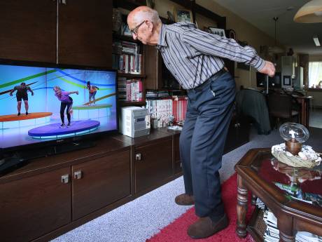 Anton (94) doet ook de laatste sportles van Olga mee, op zijn pantoffels: ‘Een pluimpje voor mezelf’