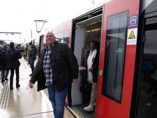 Ed stapt als eerste uit op het nieuwe station Hoek van Holland Strand: ‘Heel kinderachtig, maar wel leuk’