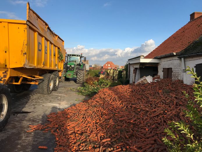 8.000 kilo wortels op de weg.