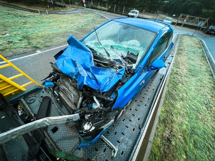 Een automobilist op de Kootwijkerweg had maandagochtend een engeltje op zijn schouder. Hij kwam in aanrijding met een vrachtwagen waarbij zijn voertuig total loss raakte.