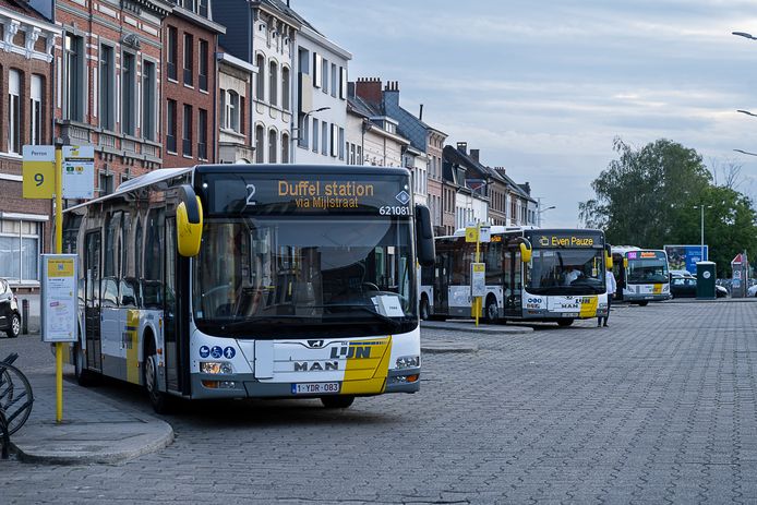 De Lijn werkte eveneens een aangepaste dienstregeling uit op basis van het beschikbare personeel.