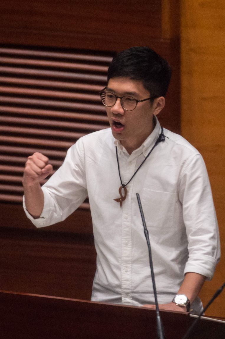 Nathan Law tijdens zijn installatie en de eedaflegging in de Wetgevende Raad - het 'stadparlement' - in Hongkong, vorig jaar oktober. Ook hij moet maandenlang de cel in. Beeld AFP