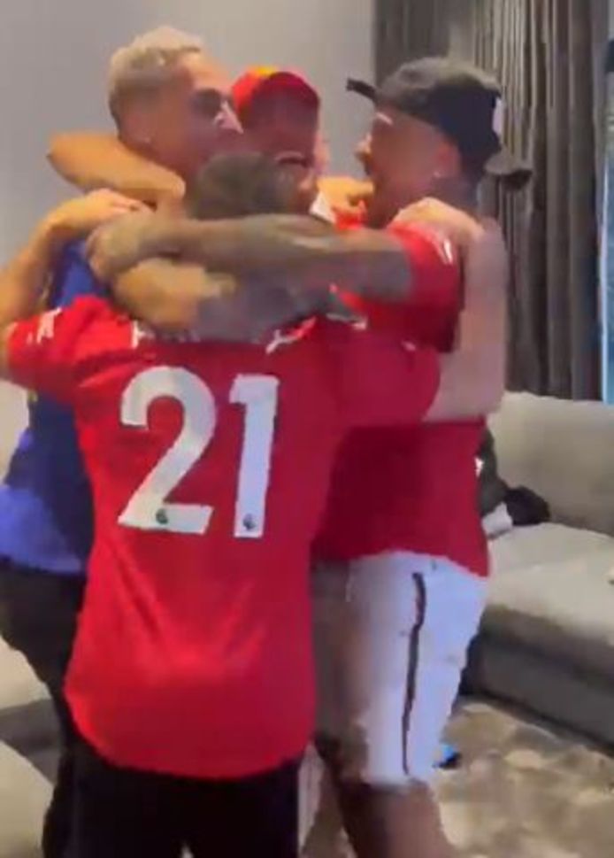 Antony viert feest met zijn familie nadat hij hoort dat hij bij de Braziliaanse WK-selectie zit.