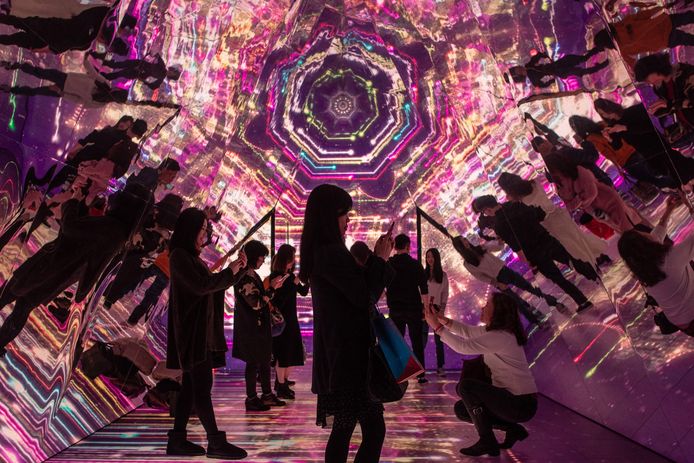 Mensen in een kaleidoscoop die deel is van kerstattracties in een winkelcentrum in Hongkong, China.