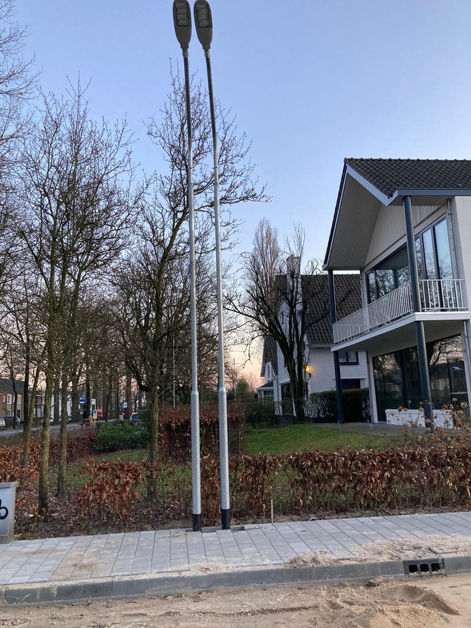 Twee lantaarnpalen pal naast elkaar in Goirle ‘Ziet er inderdaad vreemd uit, maar is bewust zo