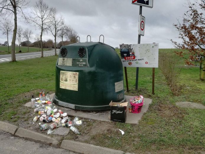 Ook naast de glasbol laten mensen hun flessen en bokalen achter.