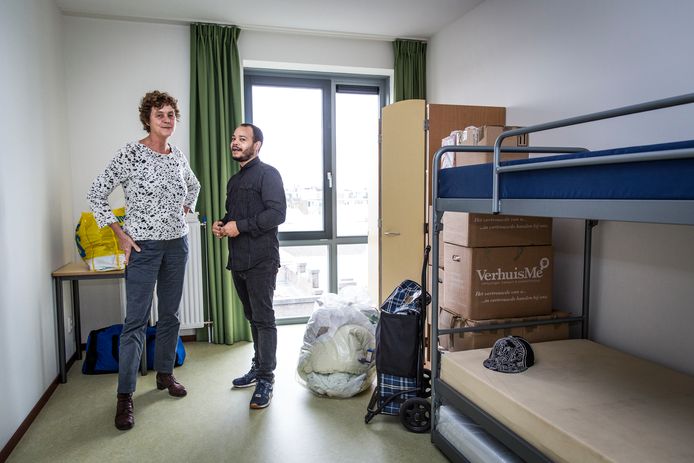 Jolanda Vader van Blijf Groep in een van de appartementen van het Oranje Huis in West: 'Mensen zaten tijdens die lockdowns allemaal thuis. Het geweld escaleerde, maar het was wellicht moeilijker naar buiten te gaan.'
