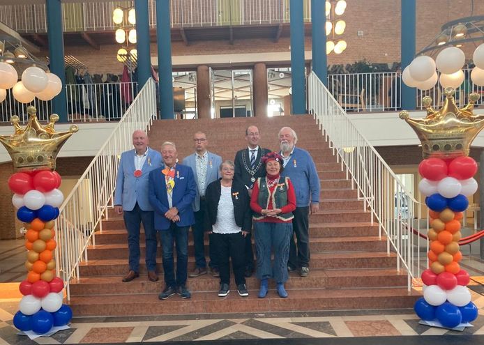 Burgemeester Sander Schelberg met de gedecoreerden in Hengelo.