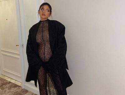 Zwangere Kylie Jenner kopieert Kim Kardashian met volledig doorschijnende outfit