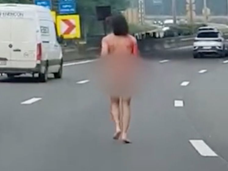 Un homme nu et ensanglanté court sur le ring de Bruxelles