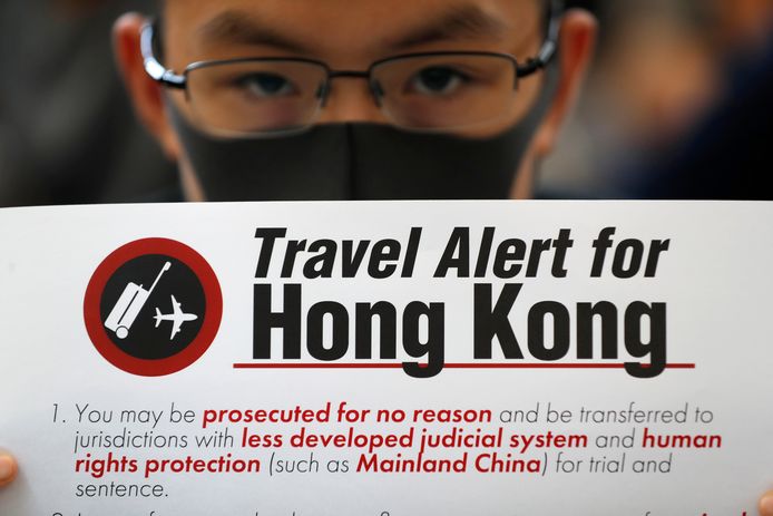 Een demonstrant toont een van de vele slogans tegen de groeiende invloed van China in de voormalige Britse kroonkolonie.