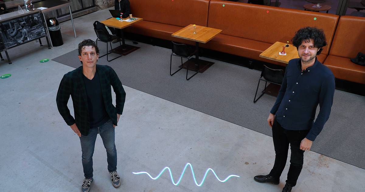 1,5 meter afstand bewaren? Deze slimme blauwe lijn loopt met je mee - De Gelderlander