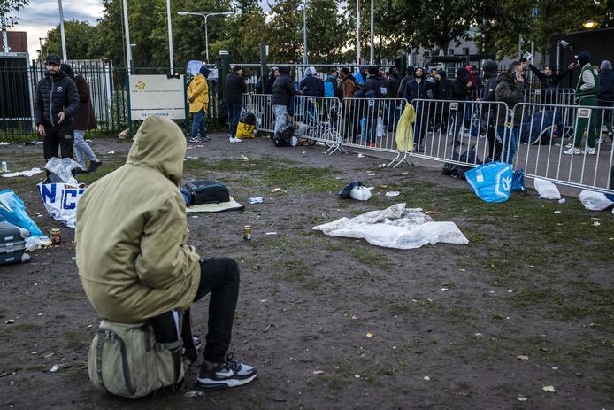Asielzoekers bij het aanmeldcentrum in Ter Apel afgelopen zomer.