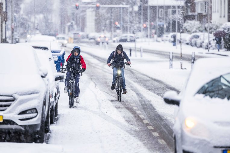 Jongens op de fiets in de sneeuw in Limburg. Beeld ANP
