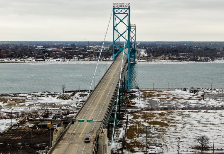 Een lege - want geblokkeerde - Ambassador-brug tussen de VS en Canada, kijkend richting Canada. Beeld EPA