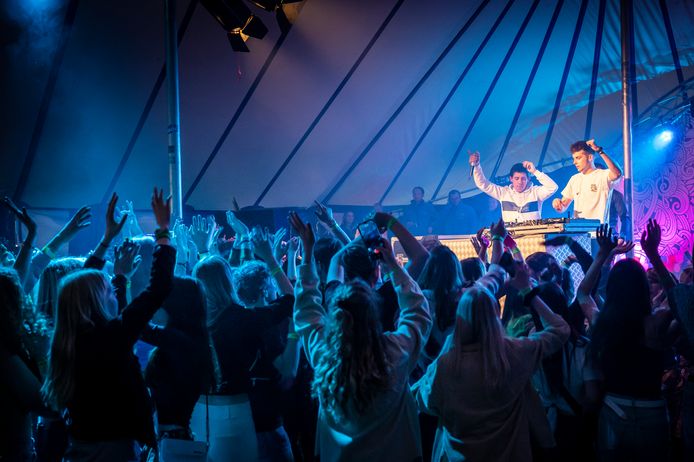Bijne vierhonderd dansende en feestende tieners bij elkaar in een tent. Het festival houdt een allereerste, alcoholvrije scholierenavond.