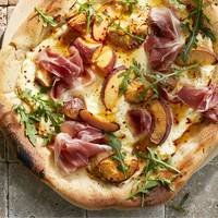 Knapperige plaatpizza met gedroogde ham & hete honing