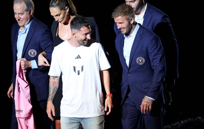 Zondagavond in Fort Lauderdale: Lionel Messi wordt tijdens 'The Unveil' voorgesteld in het DRV PNK Stadium. 'Sir' David Beckham, eigenaar van Inter Miami, mocht niet ontbreken.