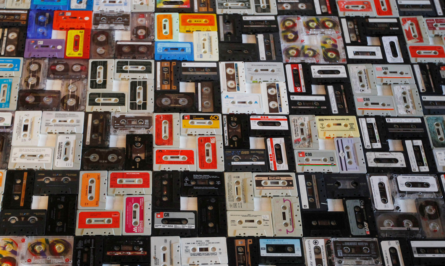 Een verzameling cassettebandjes.