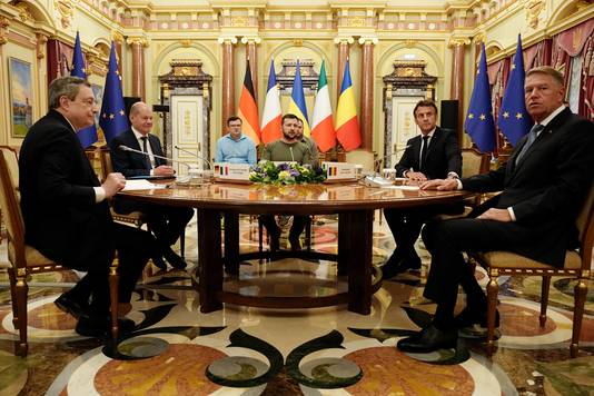 Van links naar rechts: de Italiaanse premier Mario Draghi, de Duitse bondskanselier Olaf Scholz, de Oekraïense president Volodymyr Zelensky en de Franse president Emmanuel Macron. 