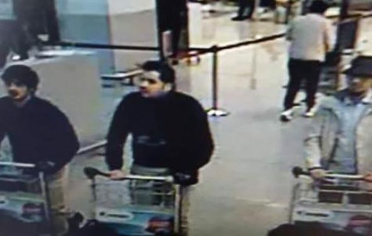V.l.n.r. Najim Laachraoui, Ibrahim El Bakraoui en Mohamed Abrini duwen de explosieven door de vertrekhal in Zaventem. Beeld DR