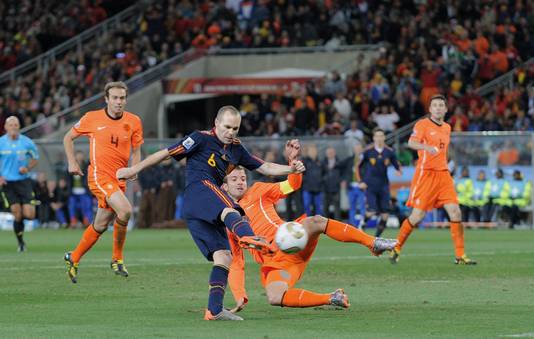 Hét moment van de WK-finale voor Rafael van der Vaart: nét te laat bij de goal van Andrés Iniesta.