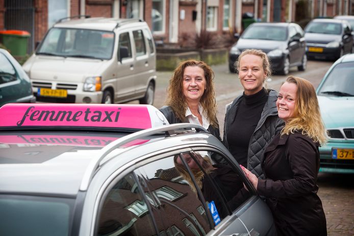Corina de Laat (links), dochter Romy Aarts ( rechts), Margot Roermund (midden), taxichauffeurs in Breda.