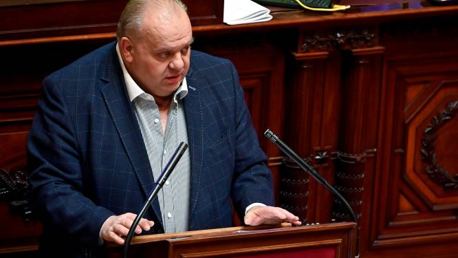 Drie Vlaams Belang-gemeenteraadsleden steunen Johan Van Nieuwenhove (ex-VB): “Ze zetten zichzelf uit de partij”, zegt D’Haeseleer