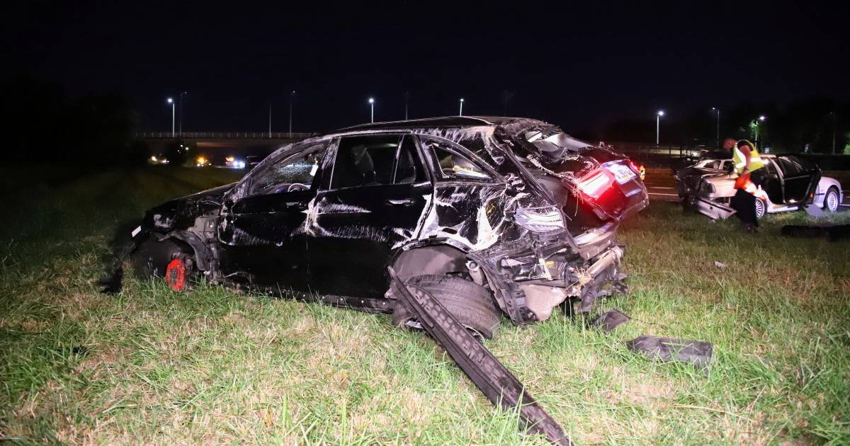Ravage en drie gewonden door nachtelijke botsing op A15