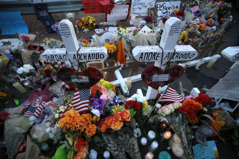 Spontane bloemen en kruisen op de plek waar afgelopen zaterdag 20 mensen om het leven kwamen in El Paso.  Beeld AP