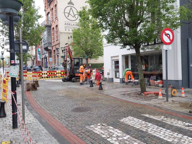 Wijnstraat in Ronse afgesloten door waterlek: “Herstelling zal uren in beslag nemen”