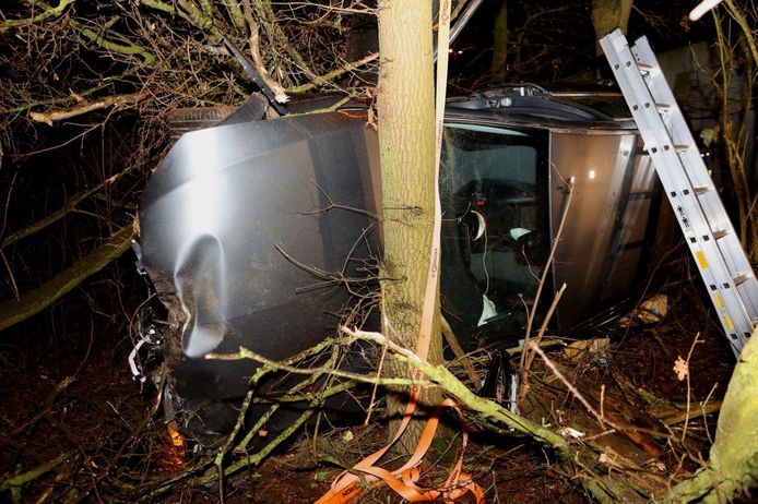 Man raakt met auto van de weg op de afrit van de A59 bij Heesch.