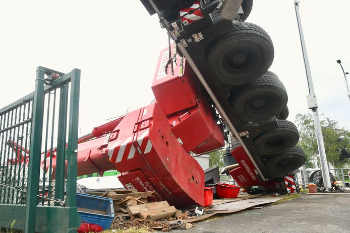 De 48 ton zware kraan helde over en kantelde, op de werf aan het sluizencomplex in Ooigem.