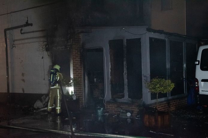De brand ontstond vermoedelijk achteraan in de veranda van de woning.