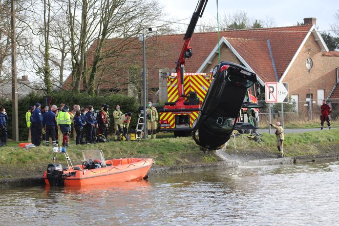 Hulpdiensten Halen Dodelijk Slachtoffer Uit Kanaal Nadat Auto In Water Belandt In Brugge Brugge Pzc Nl