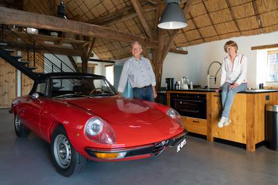 Logeren in een oude herberg naast glanzende Alfa’s: ‘De gevels vertellen precies de geschiedenis’