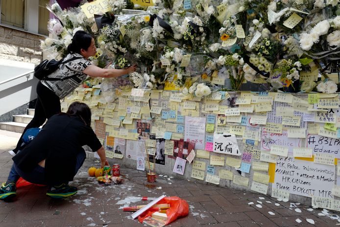 Bloemen voor de gewonden van de protesten in Hongkong.