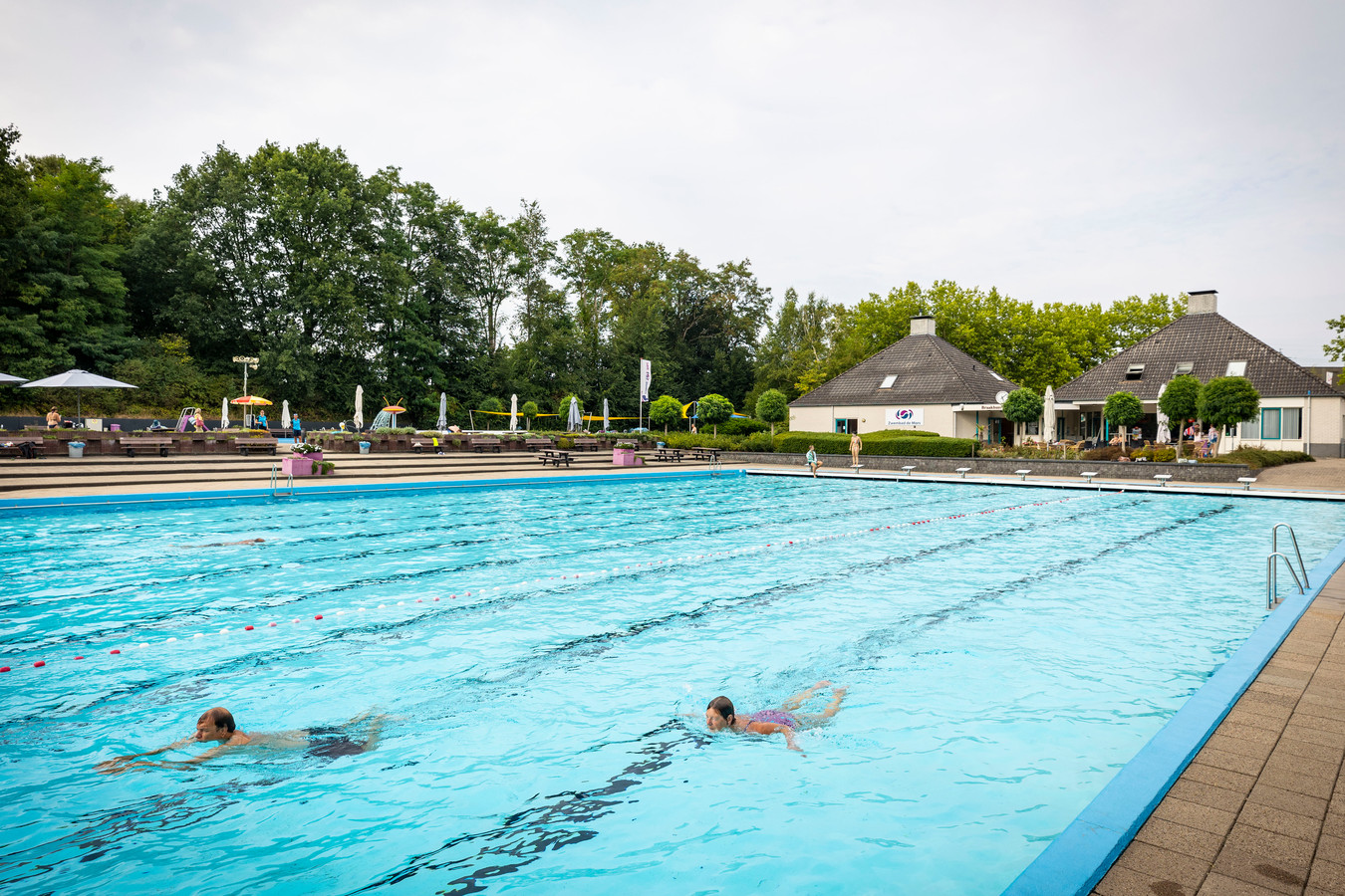 het-buitenbad-is-dicht-dus-waar-zwemt-almelo-in-de-zomer-op-zoek-met