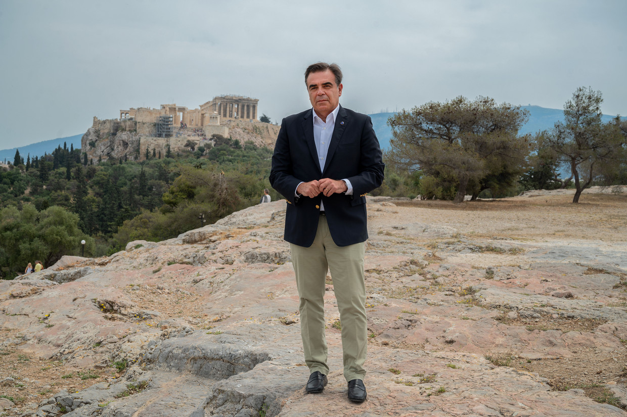 Europees commissaris Margaritis Schinas aan de voet van de Akropolis in Athene, Griekenland, het land waar hij geboren is.
 Beeld Angelos Tzortzinis voor de Volkskrant