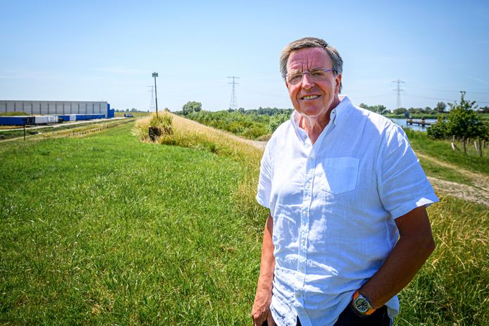 Voormalig Mepavex-directeur Arn van der Vorst met op de achtergrond industrieterrein Noordland.