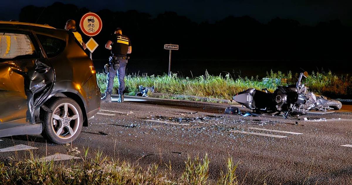 Ravage op N347 bij Markelo na botsing tussen motor en auto, weg tijdelijk dicht.