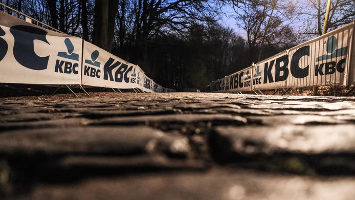De kasseien op de Kemmelberg, zondagochtend vroeg