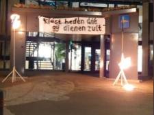 Statement tegen coronapas? Onbekenden hangen doek met Bijbeltekst aan gemeentehuis Urk 