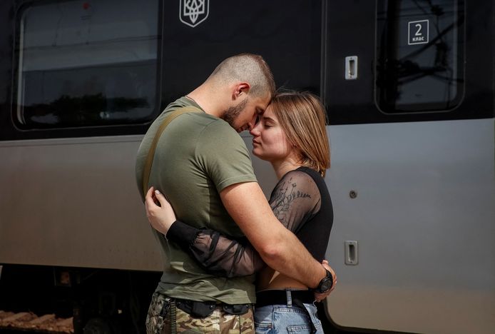 Een Oekraïense soldaat neemt op het station van Kramatorsk afscheid van zijn partner na een kort verlof. Het Oekraïense leger heeft een tekort aan soldaten.
