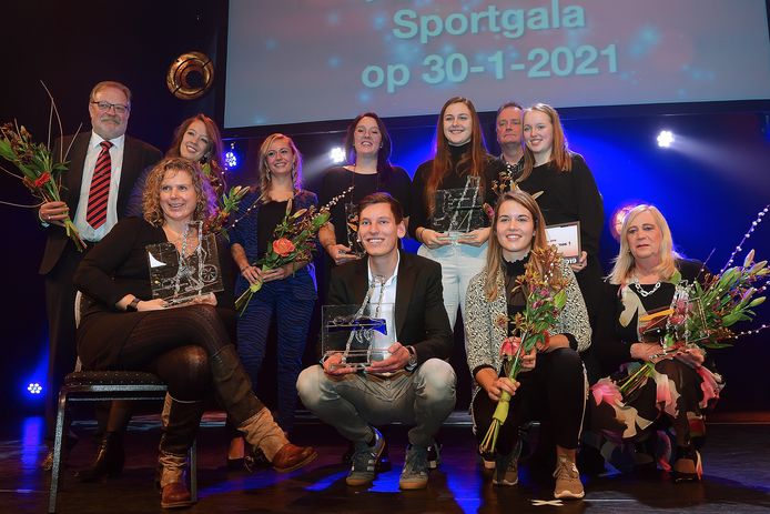 Lachende gezichten bij het Sportgala in Etten-Leur. En daar is ook alle aanleiding toe want het zijn de winnaars van de sporttitels die hier op de plaat gaan. Met uiterst links wethouder Kees van Aert.