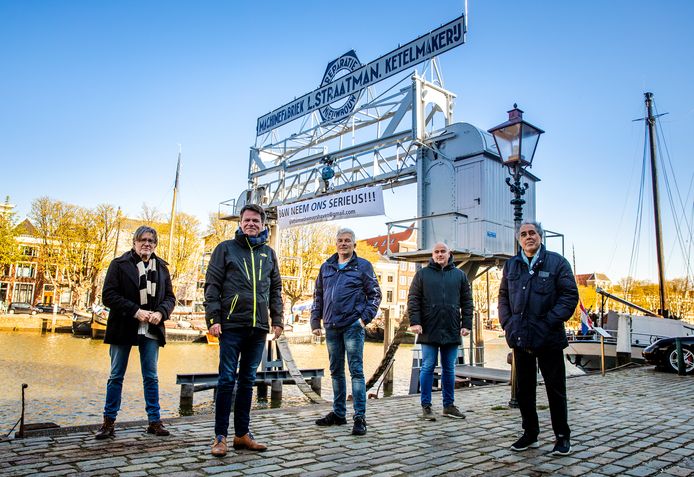 Het bestuur van Platform Wolwevershaven, voor het spandoek. V.l.n.r.: Hans Cornuit, Klaas-Jan Bruinsma, Joost Friebel, Marcel Spijkers en Mario Marchena.