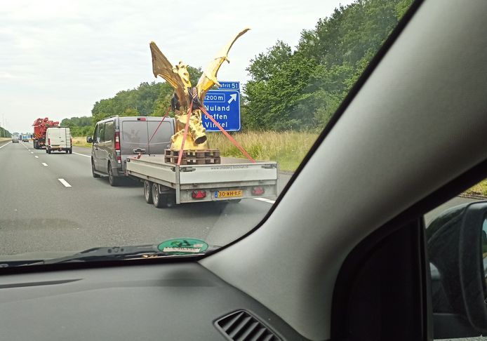 De Bossche Draak verlaat het nest.